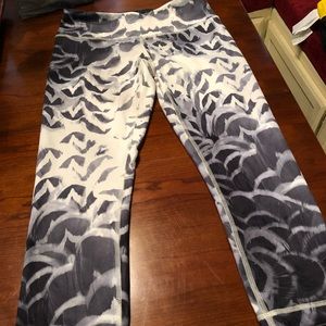 Lulu Lemon cropped tights size 6